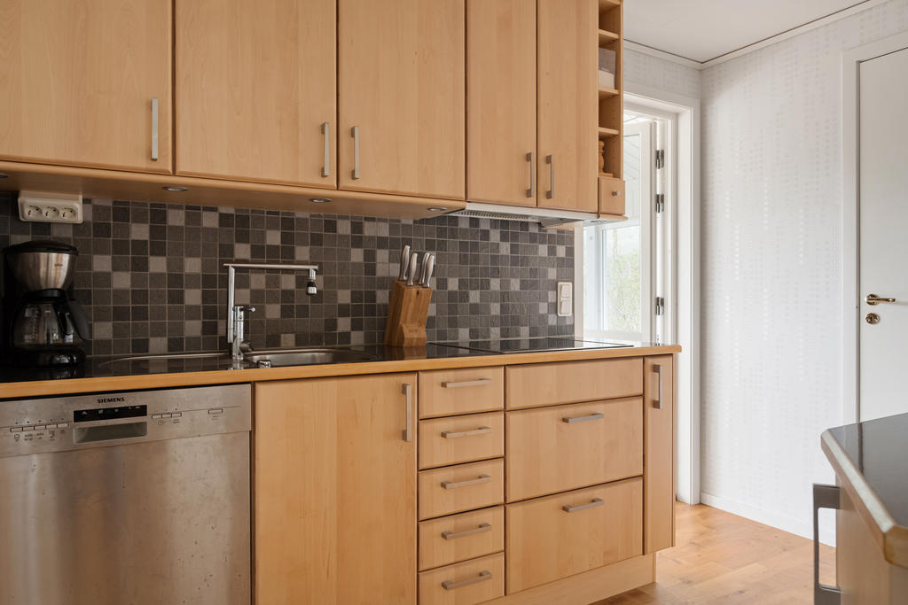 Köket är fullt utrustat för både permanent- och fritidsboende, vilket gör det till en funktionell och praktisk plats. Här finns allt som behövs för att underlätta vardagen.