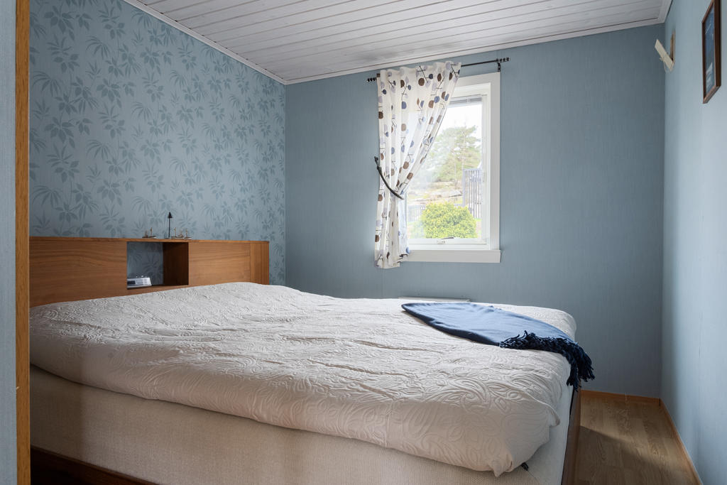 Sovrum 1 erbjuder generöst utrymme för avkoppling med plats för en stor dubbelsäng. Det rymliga rummet ger en känsla av komfort och lyx, perfekt för ett harmoniskt hem.