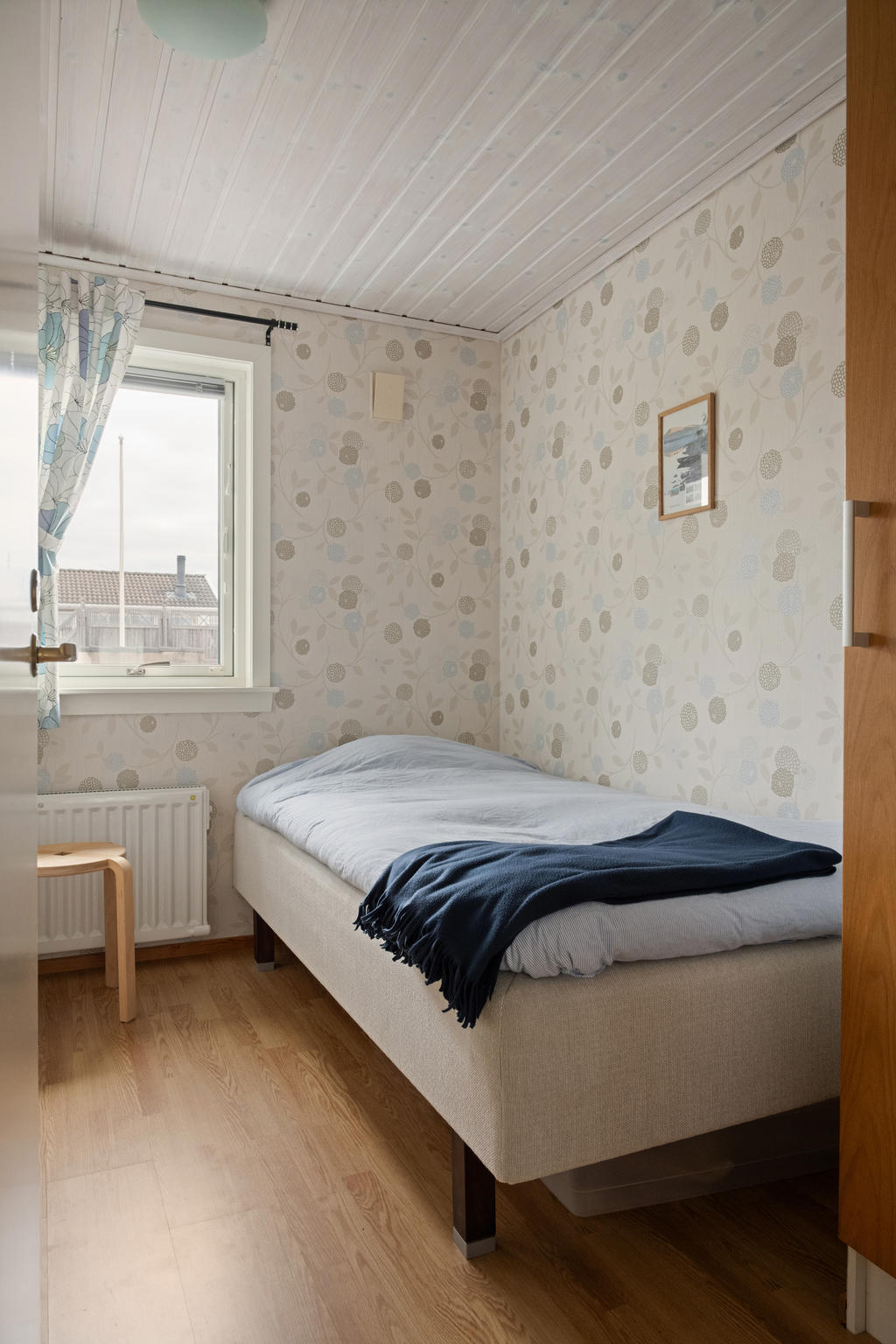 Sovrum 2 erbjuder en harmonisk atmosfär med sitt härliga ljusinsläpp, perfekt för en enkelsäng eller våningssäng. 
