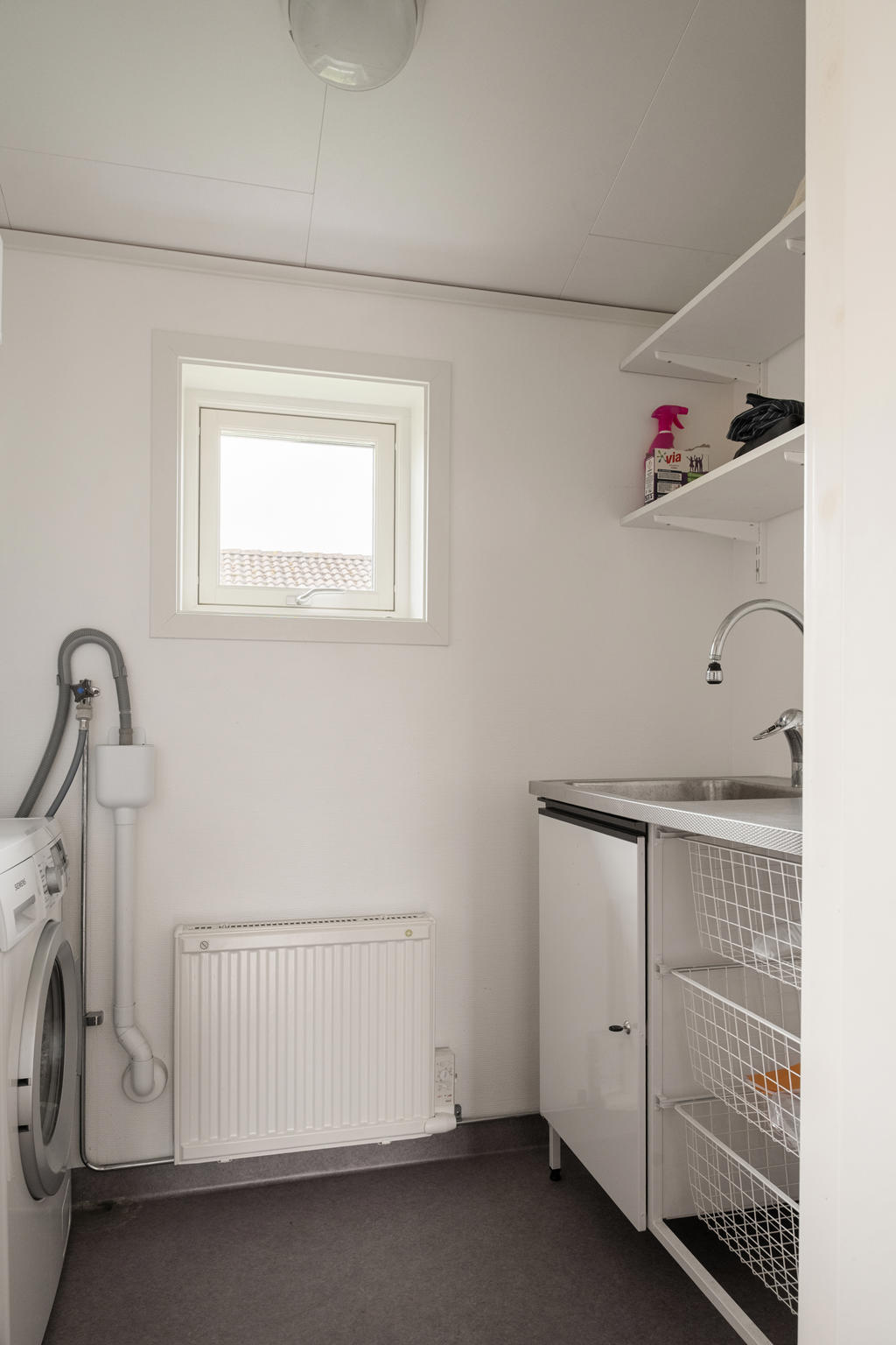 Den smarta tvättstugan erbjuder funktionell design med optimal plats för tvätt och förvaring. Ett praktiskt rum som förenklar vardagen och ger bekvämlighet intill köket.
