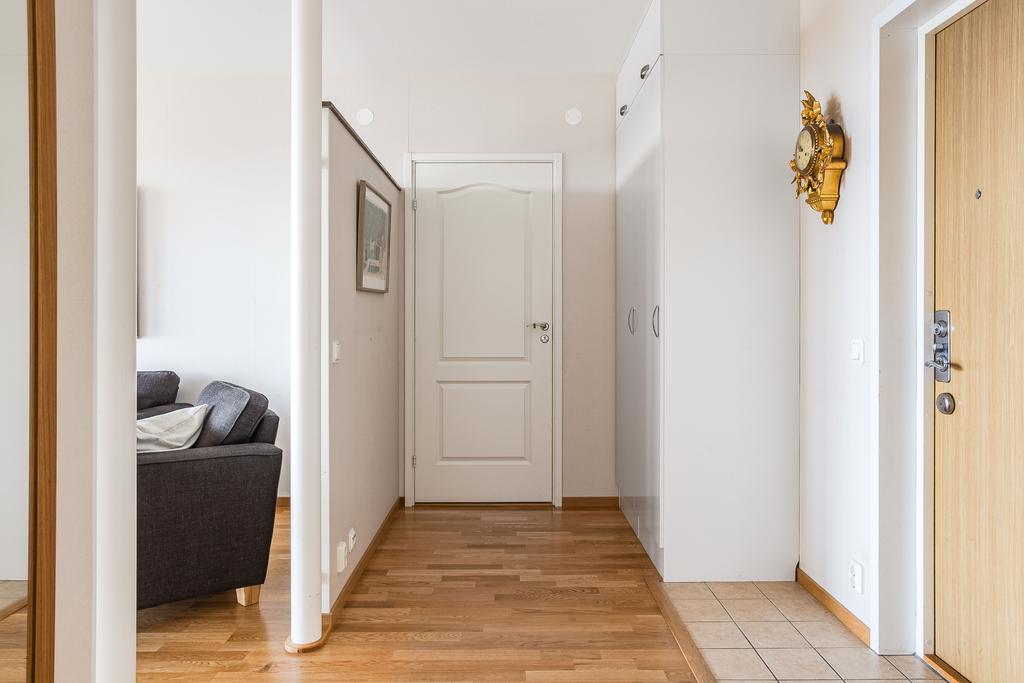 Här finns det förvarings via garderober. En trevlig lösning att inte skiljeväggarna går hela vägen upp 
