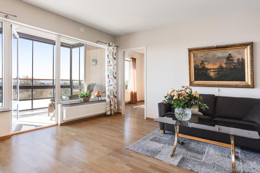 Från vardagsrummet nås balkongen, köket, entrén samt ett av sovrummen 