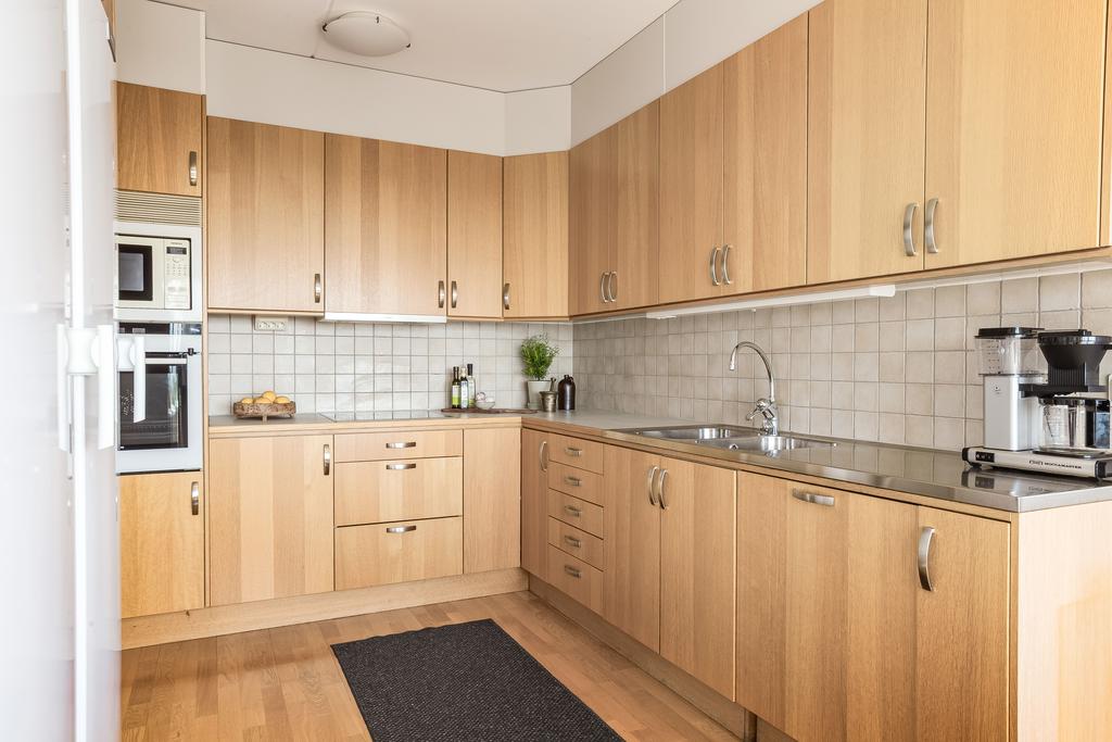 Köket har gott om förvaring och är praktiskt 