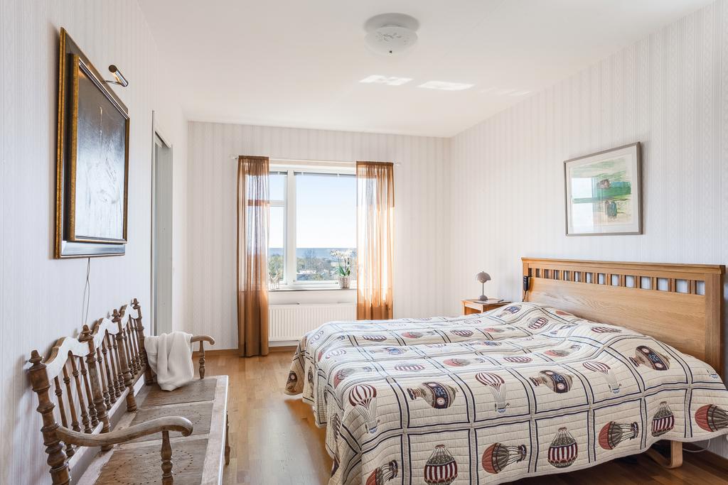 Sovrummet intill vardagsrummet är rymligt och har med enkelhet plats för dubbelsäng och förvaringsmöbler eller ett skrivbord upptill 