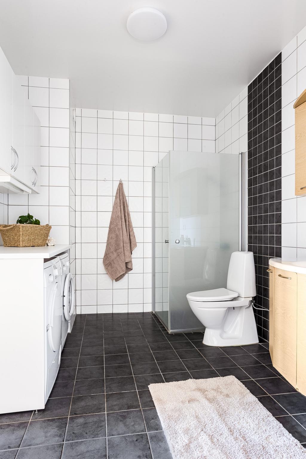 Badrummet är utrustat med torktumlare och tvättmaskin 