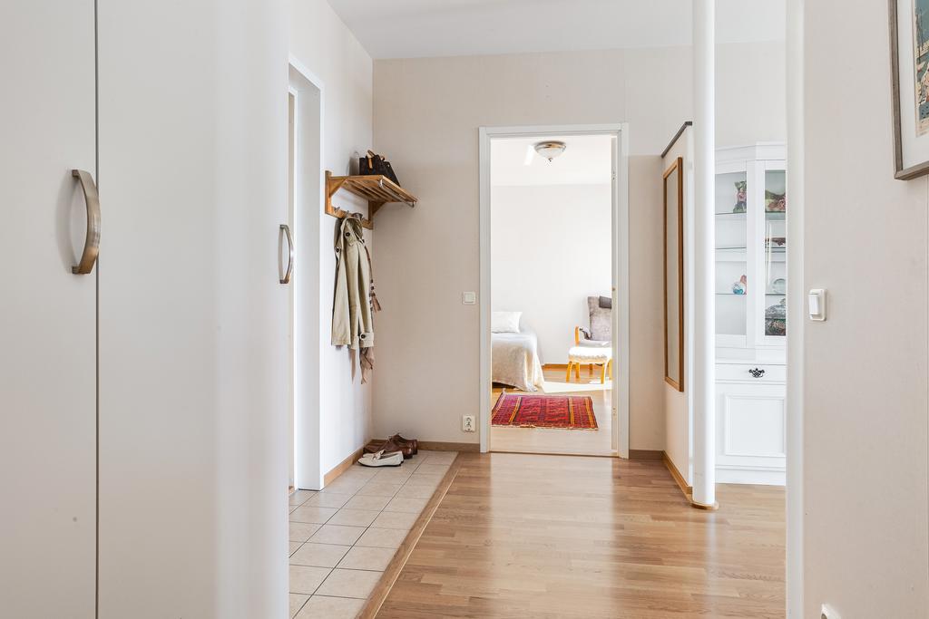 Från entrén nås vardagsrummet, ett sovrum samt badrummet 