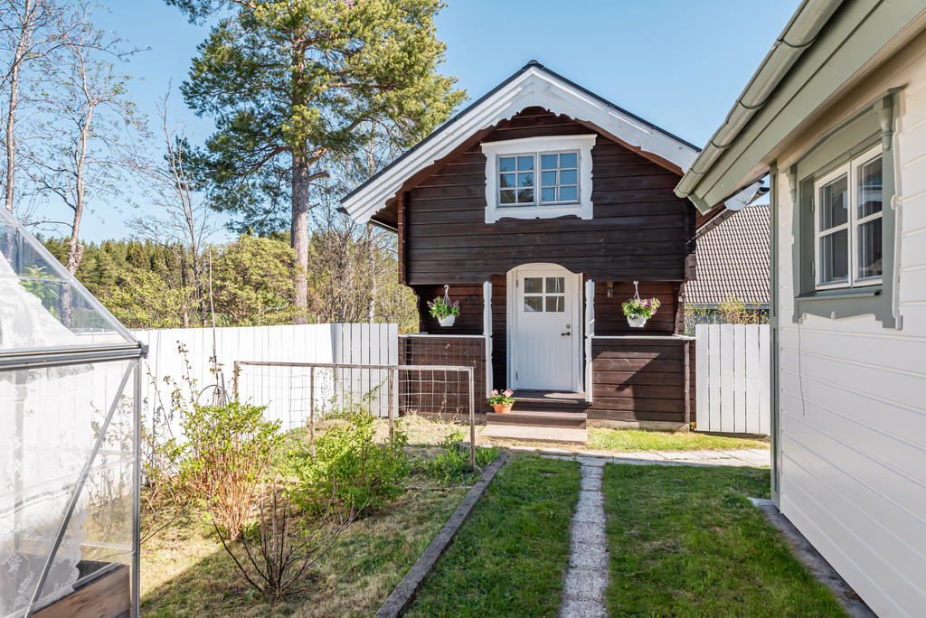 Ett gulligt härbre som används som gäststuga