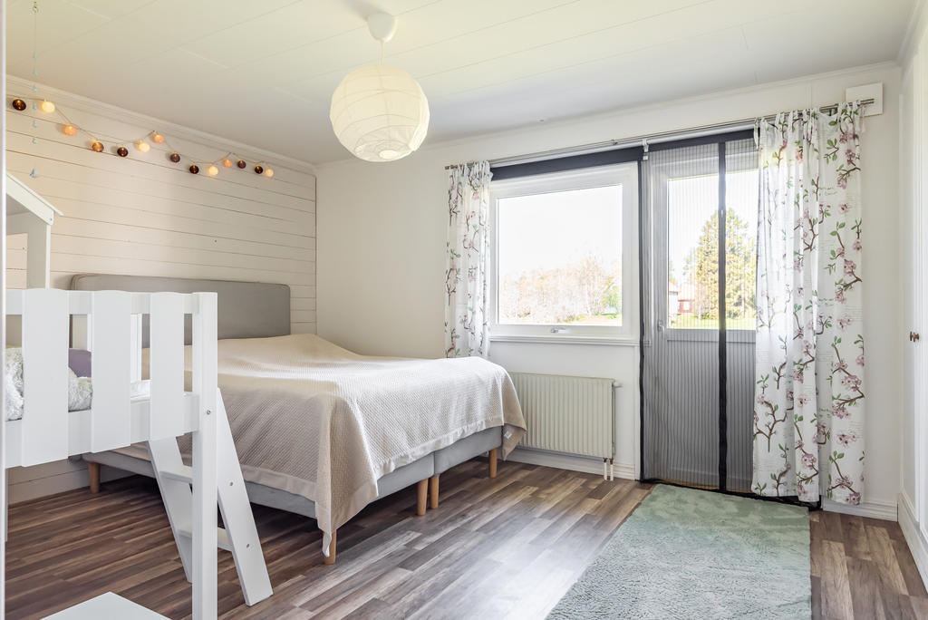 Sovrum 1 har utgång till altanen