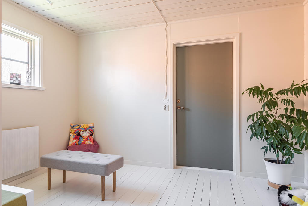 Sovrum 3 har utgång till tomten
