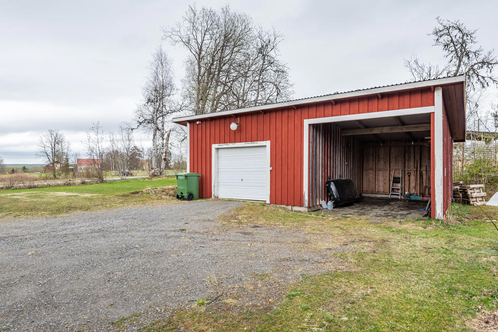 Garagebyggnad med carport.