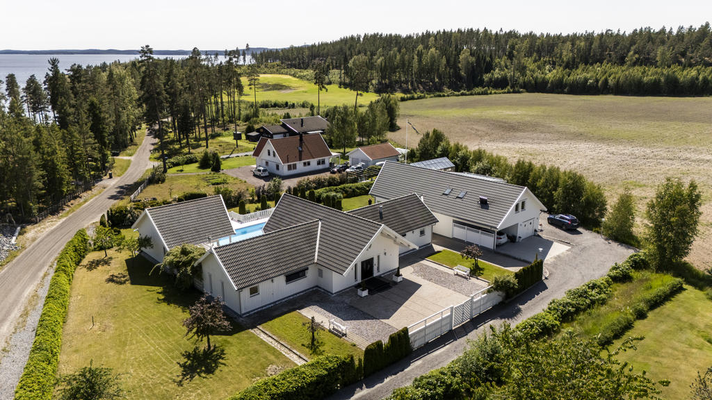 Vy över fastigheten med Vänern framför