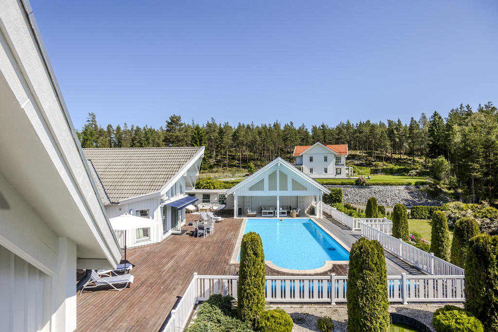 Vy mot uteplatsen från balkongen i Master Bedroom
