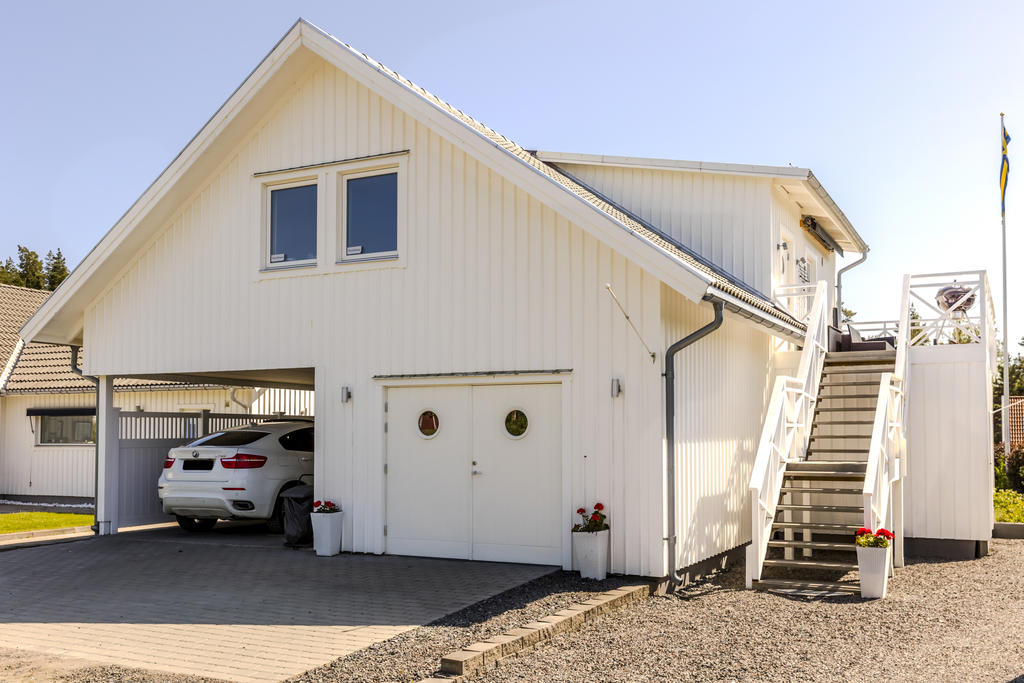 Garagebyggnaden med inredd lägenhet på övervåningen med egen ingång