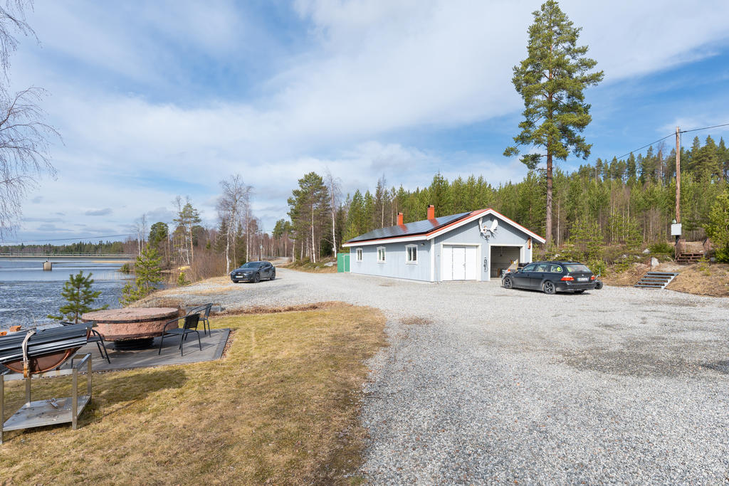 Garaget med solpaneler på taket