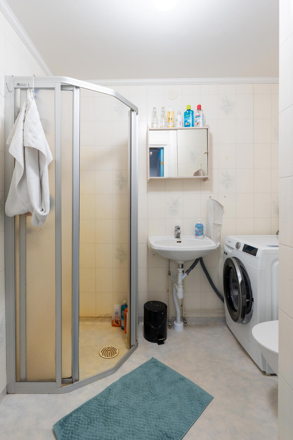 Badrum med WC, dusch och tvättmaskin