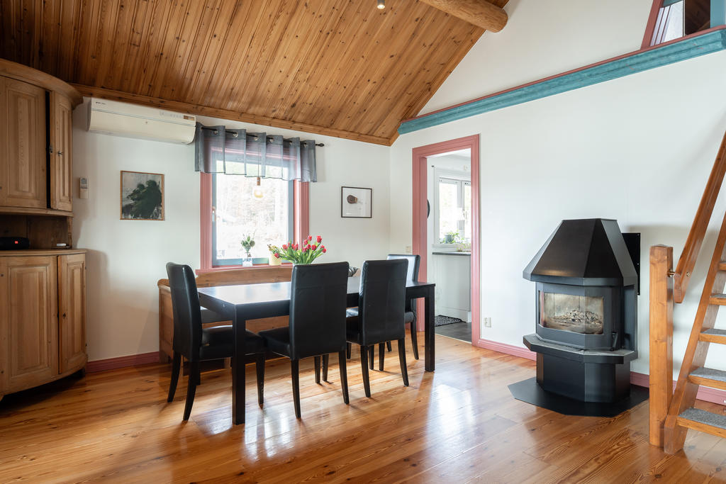 Matplats med kamin intill