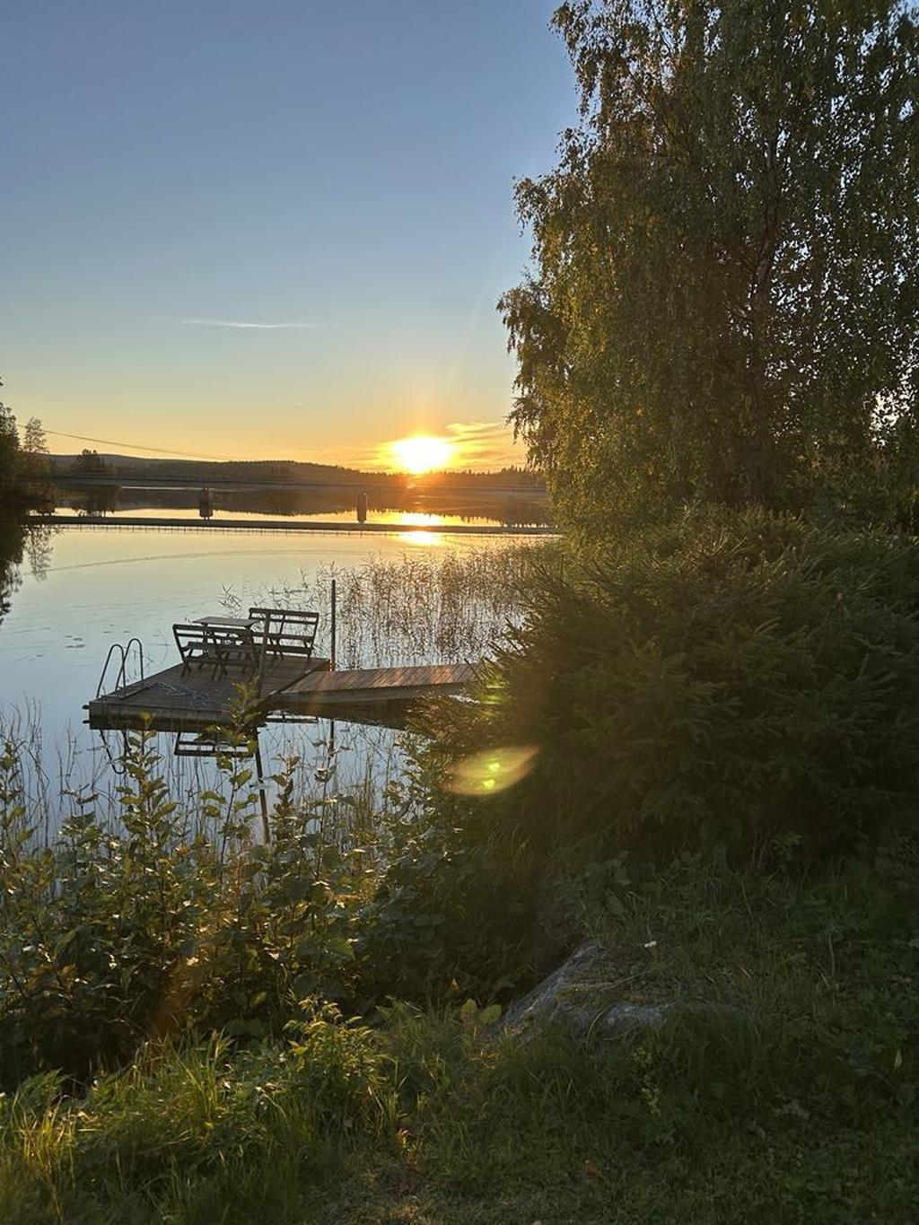 Säljarens egna bild på bryggan och sjön.