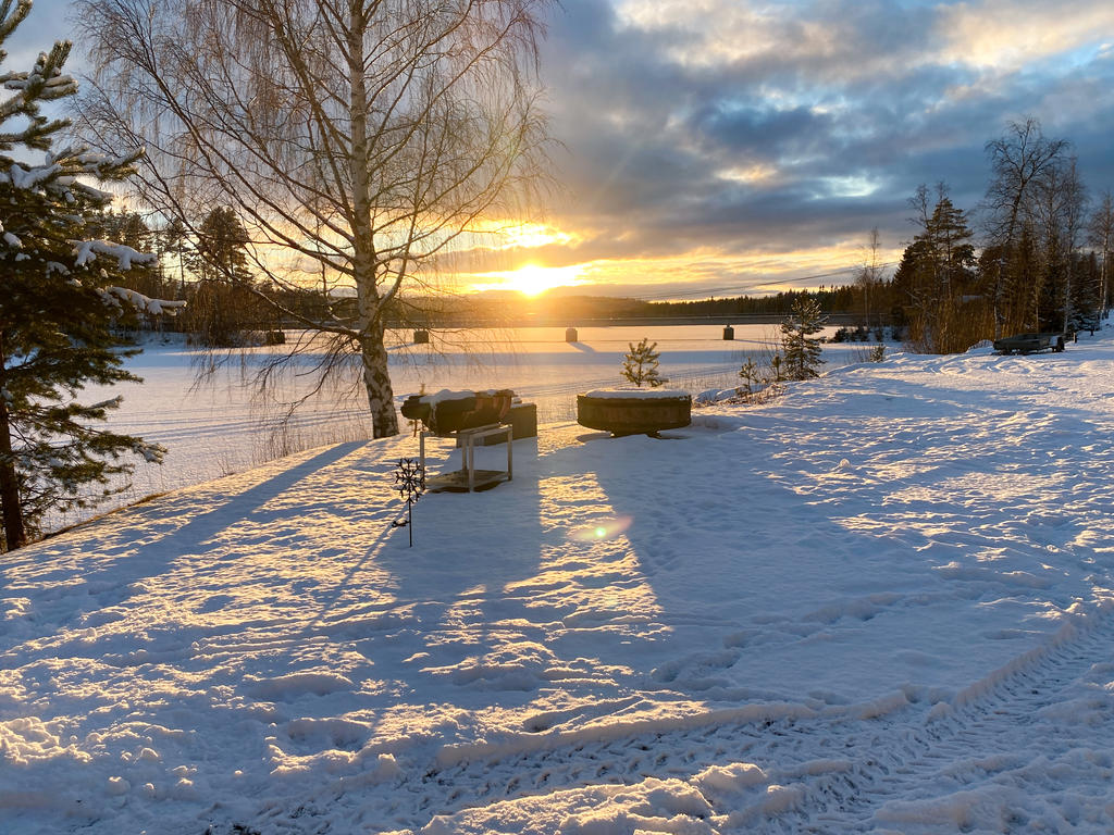 Sjön intill gården, säljarens egen bild.