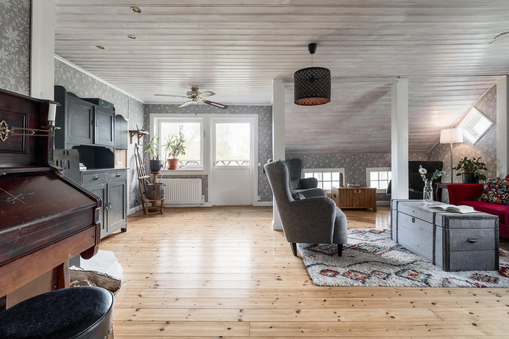 Allrum med utgång till balkong