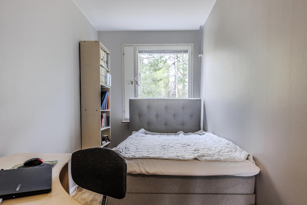 Sovrum (2) med plats för säng och skrivbord