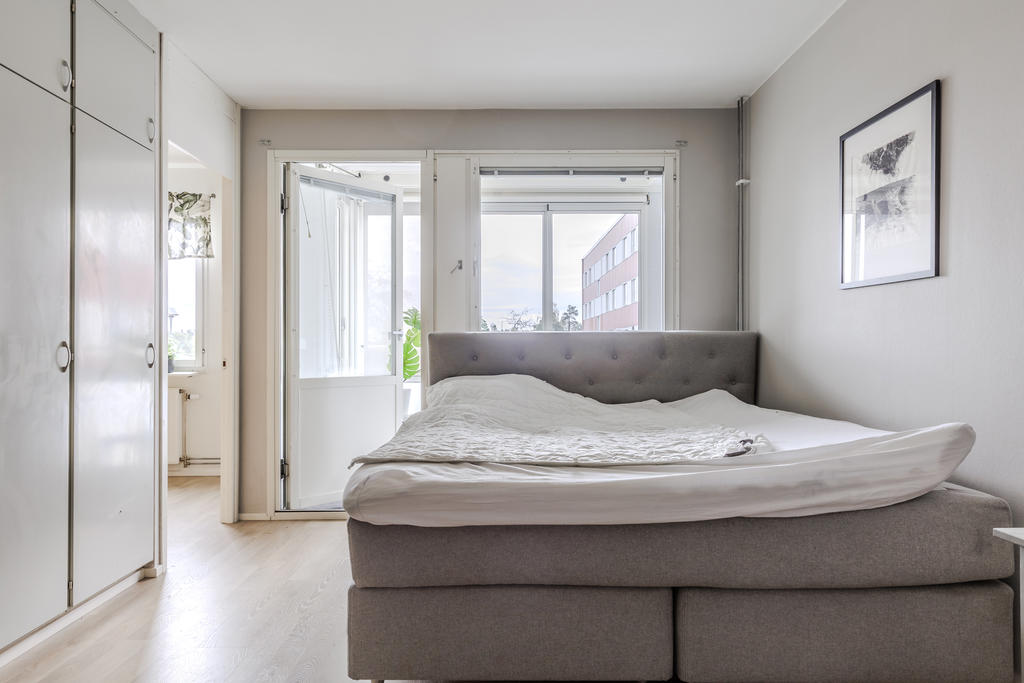 Plats för dubbelsäng och inbyggda garderober (sovrum 1)