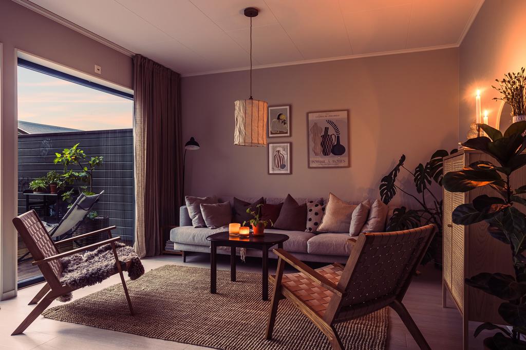 Detta nybyggda radhus är ljust, modernt och genomtänkt planerat i två plan. 