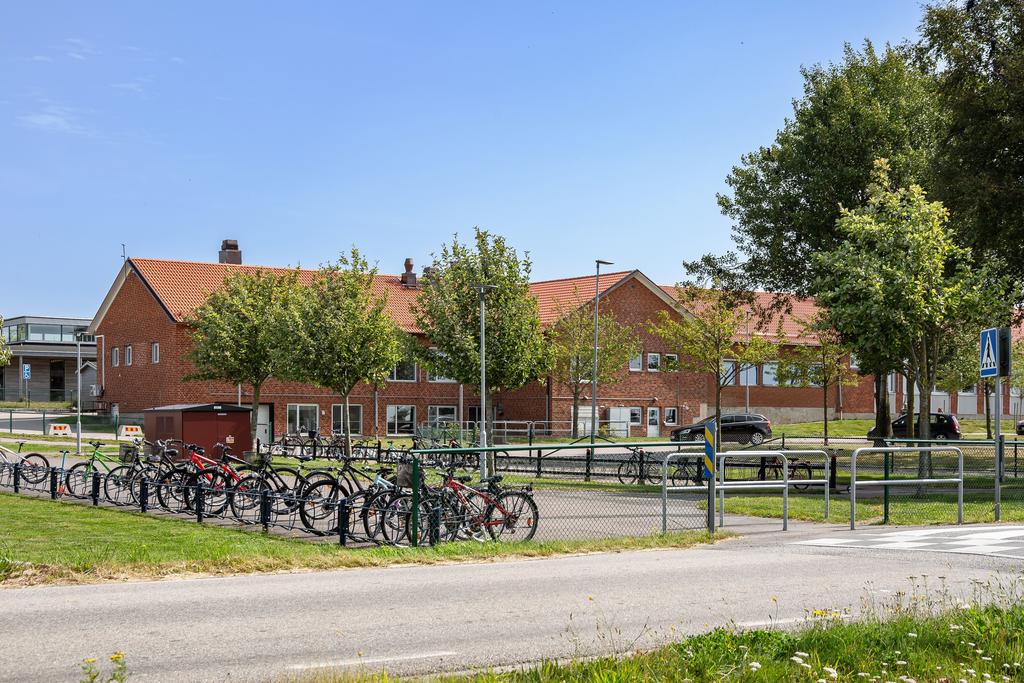 Förskola/skola, nybyggd gymnastikhall på andra sidan av vägen 