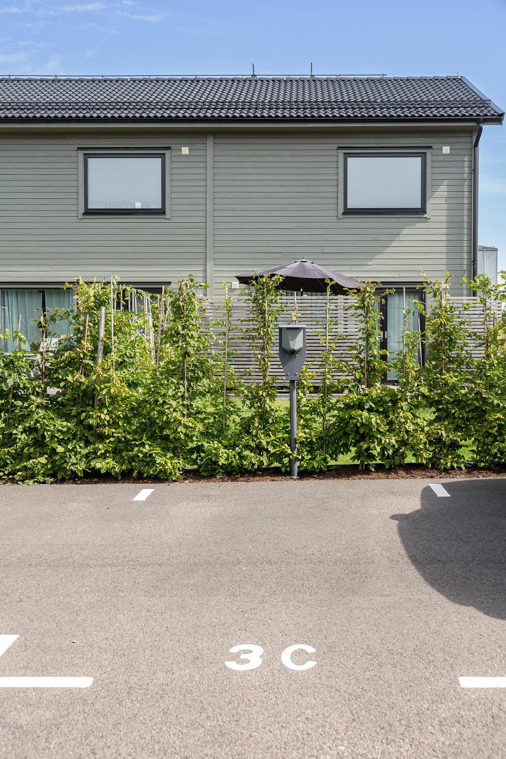 1 st numrerad parkeringsplats tillhör varje bostadsrätt. Laddbox installerad. 
