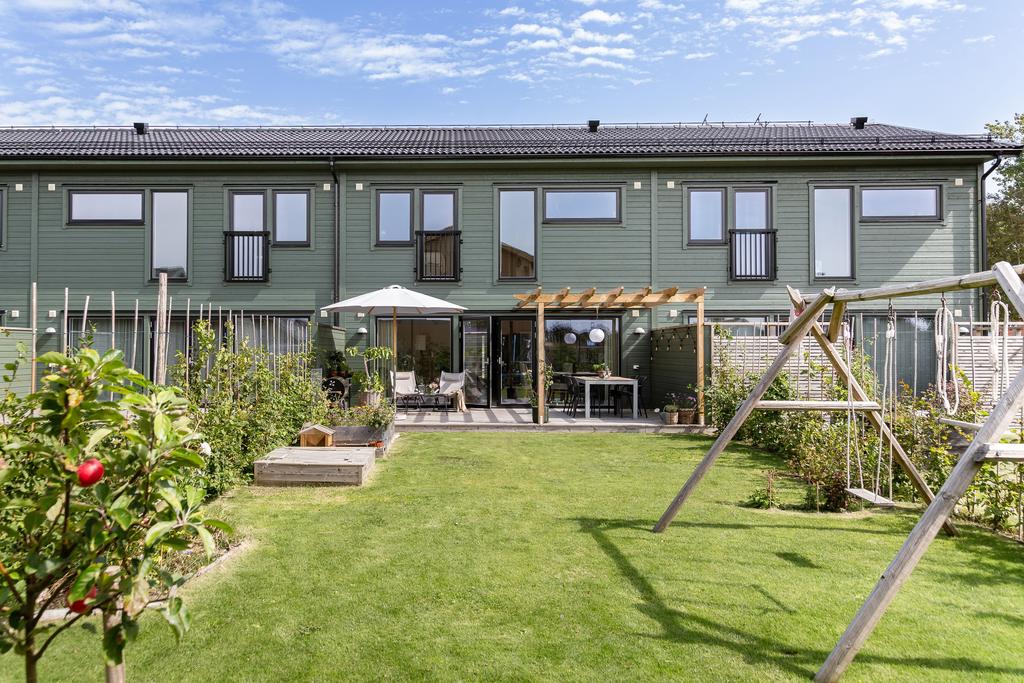 Trädgården är lättskött men samtidigt generös nog att rymma både fruktträd, bärbuskar, smultron, jordgubbar och örter.