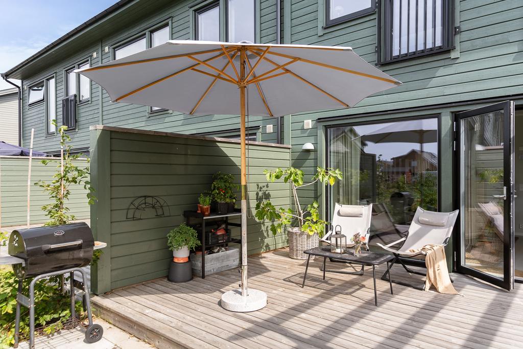 Utomhus finns två härliga uteplatser, en på fram- och en på baksidan, vilket gör det möjligt att följa solen hela dagen.