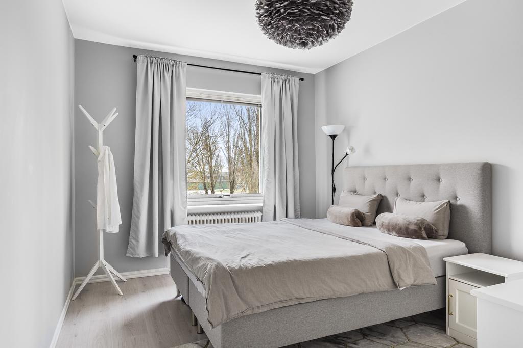 Sovrummet är rymligt och erbjuder gott om plats för både dubbelsäng och förvaringsmöbler