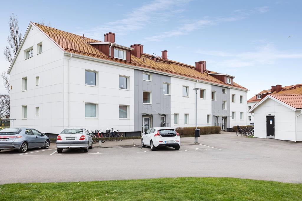 Vid ingången finns det flera parkeringsplatser