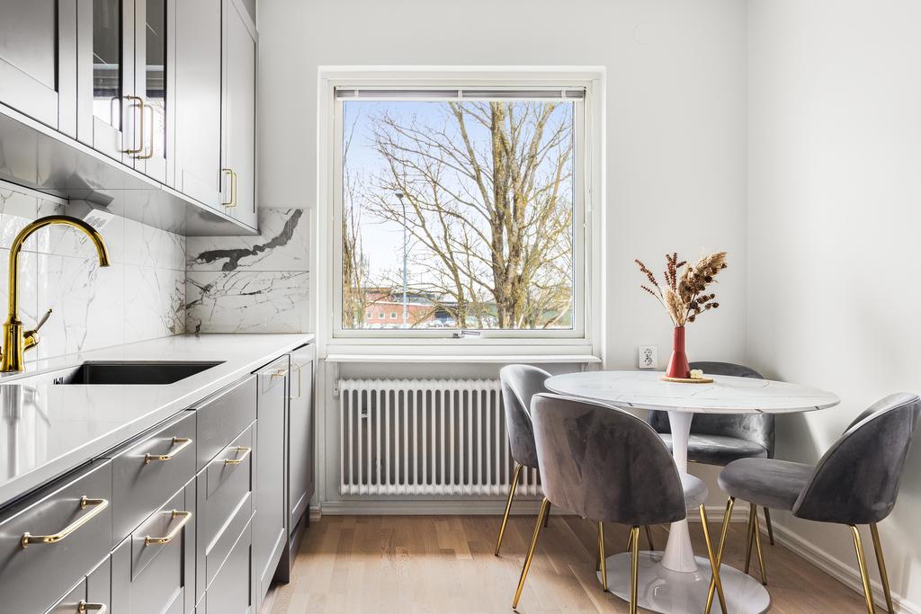 Modernt kök i grå ton från IKEA med stilren design 