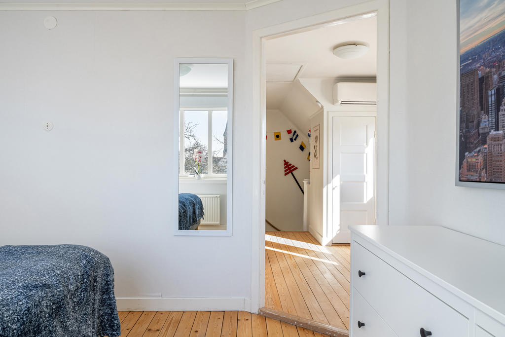 Vy från master bedroom till hall övre plan.