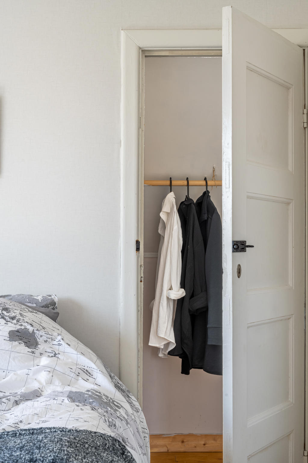 Garderob innanför master bedroom.