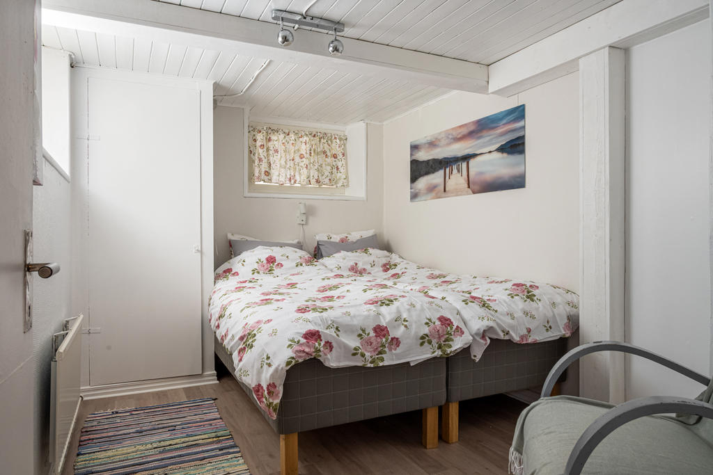 Sovrum källarplan, perfekt varma sommarnätter att finna ett svalt utrymme att sova i.