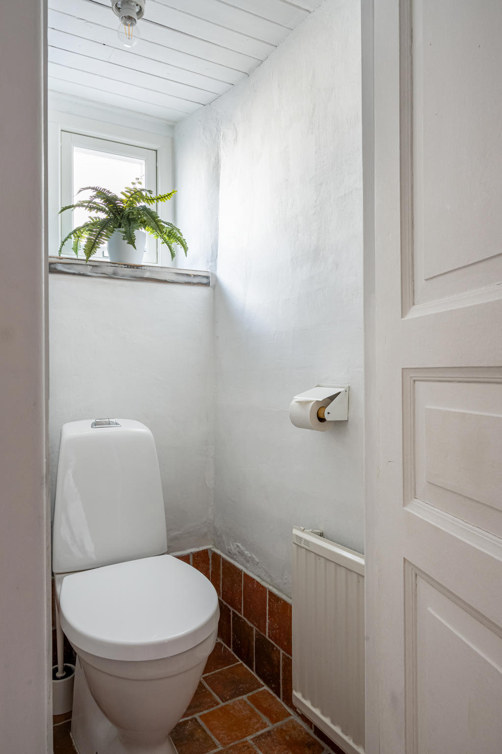 WC i separat utrymme intill badrum på källarplan.
