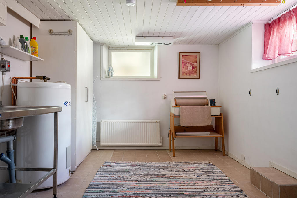 Källarvåning tvättstuga. Här finns varmvatten beredaren placerad, tvättho, klinkergolv, garderober och bra plats att hänga tvätt på.