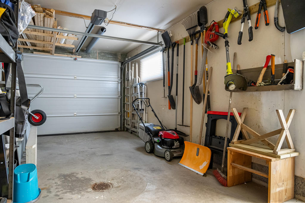 Garage med el-styrd port. Bra för förvaring/ bil och garaget delar vägg med grannens garage.