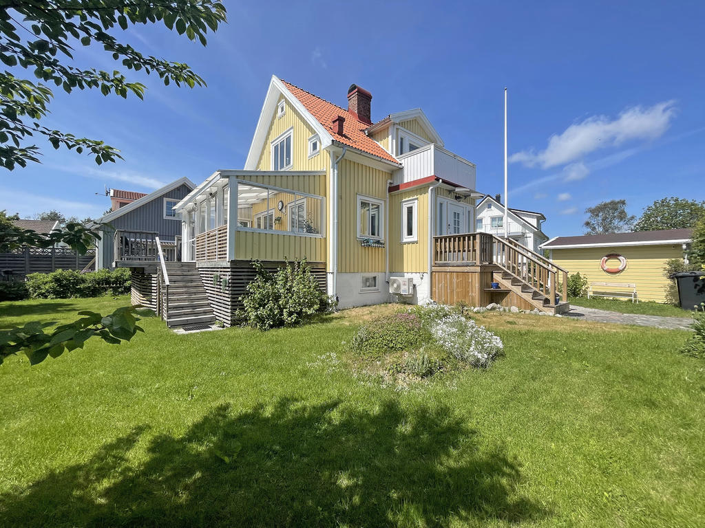 Barnvänligt lummig trädgård.