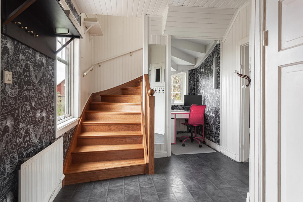 Hallen har bra förvaring under trappan