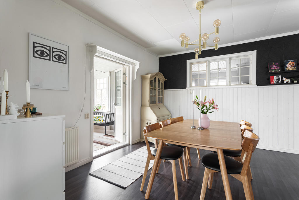 Glasverandan in mot tomten blir extra rum eller plats för tidig odling 