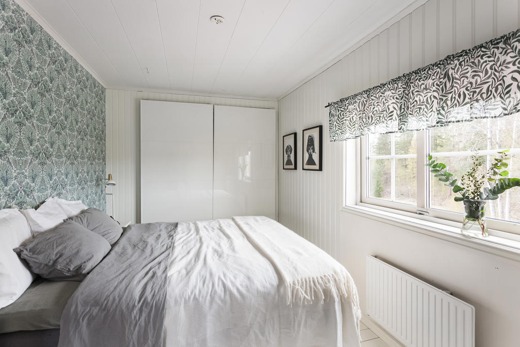 Sovrum med platsbyggd förvaring 