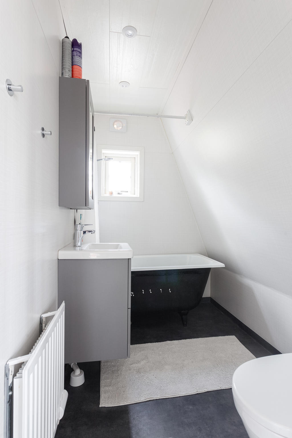 Badrum på övre plan har renoverats och fått badkar. 
