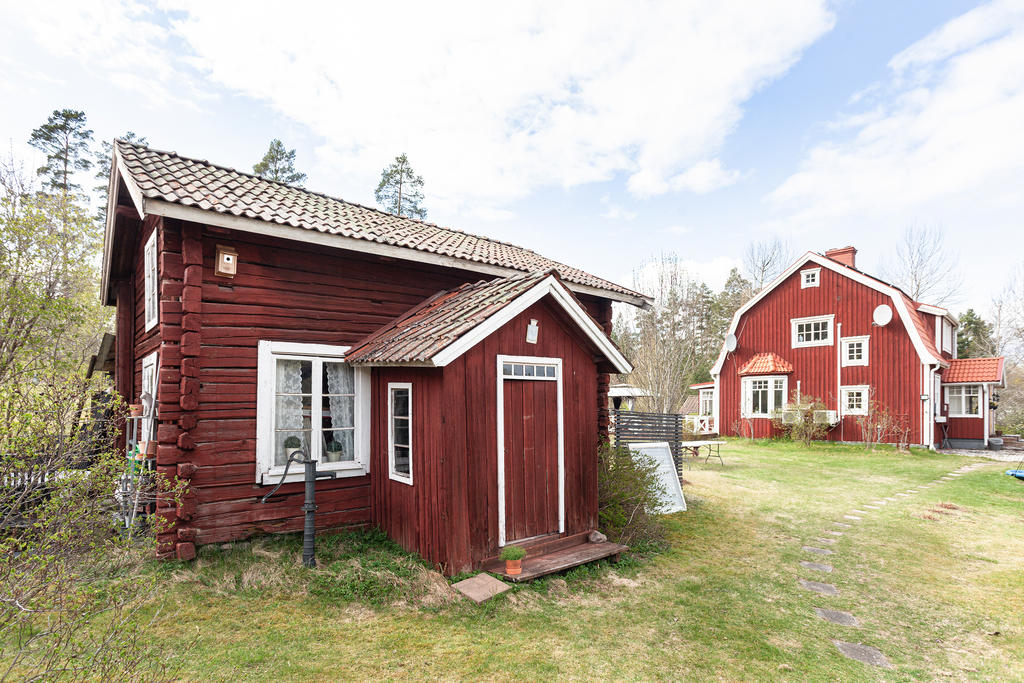 Gammelstugan är bra trädgårdsförvaring och har många fler möjligheter