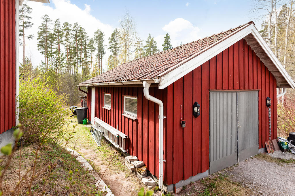 Garage intill stora bostadshuset 