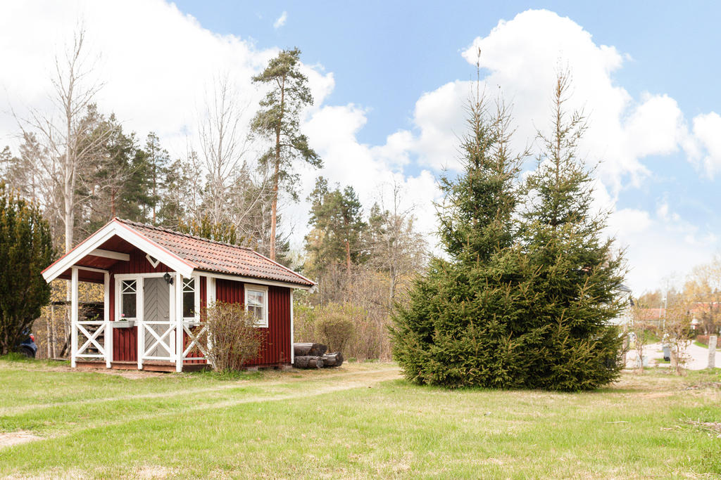 Gästhuset är ett mysigt sommar-krypin. Eller när barnen vill prova bo ”borta” fast ändå hemma på tomten 