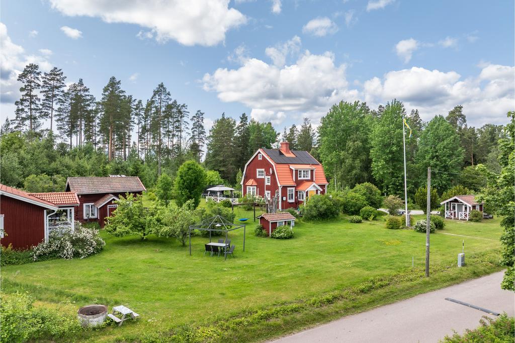 Välskött 1,5-plansvilla i klassiskt falurött med vita knutar