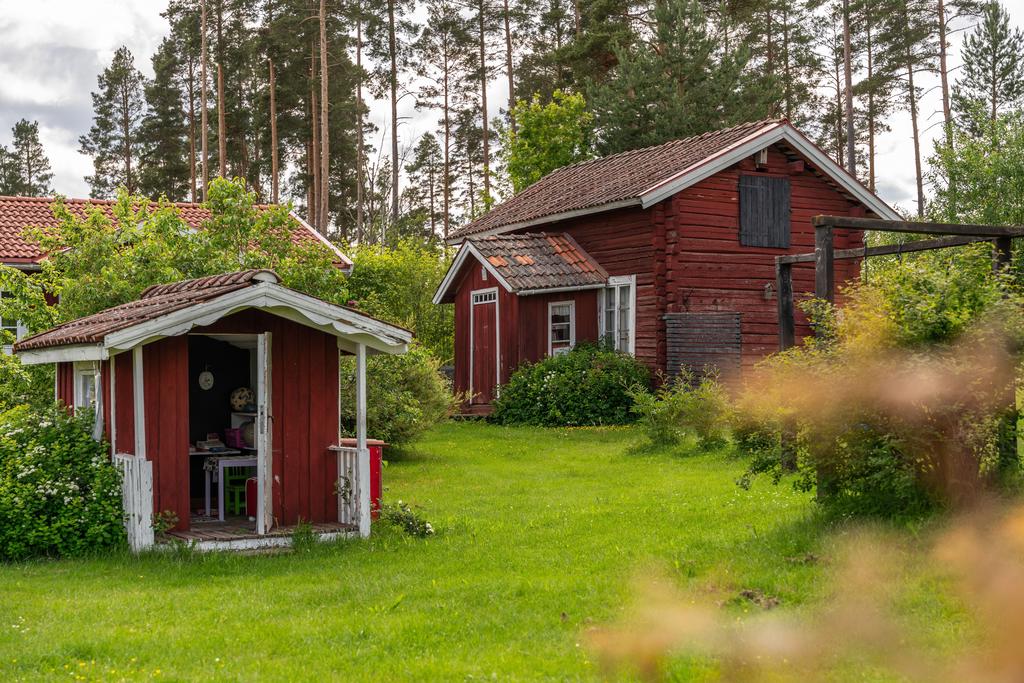 Gammelstugan är bra trädgårdsförvaring och har många fler möjligheter