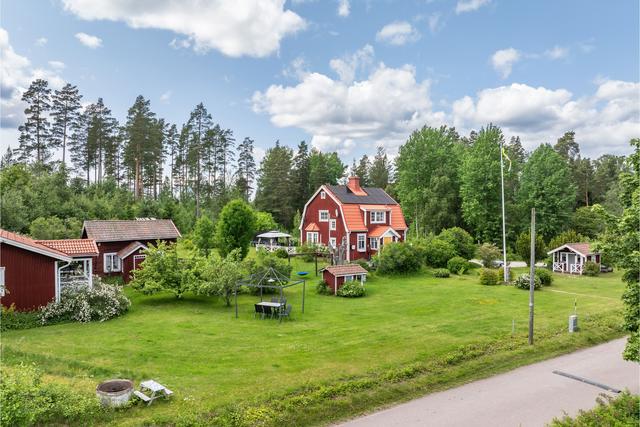 Välskött 1,5-plansvilla i klassiskt falurött med vita knutar